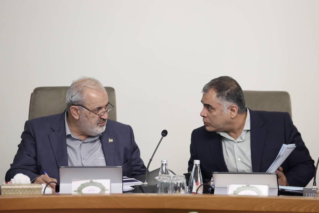 اولین تصاویر از علی آبادی پس از طرح استیضاح او / گپ و گفت آقای وزیر با پاک نژاد 3