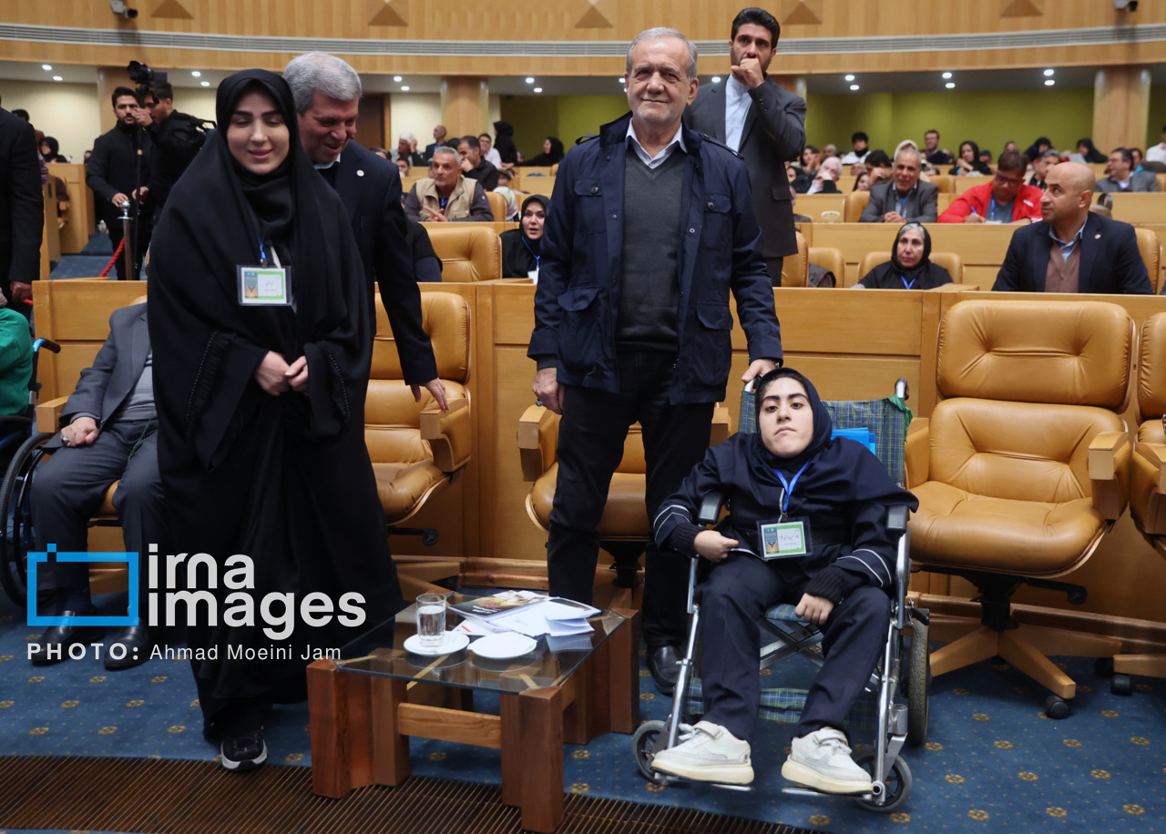 تصاویر | پزشکیان در جمع افراد کم‌توان و معلول 10