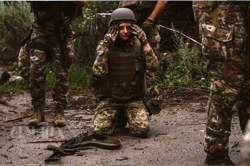 عکس | خستگی سرباز زن ارتش اوکراین از تمرینات سخت پیش حضور در خط مقدم جنگ