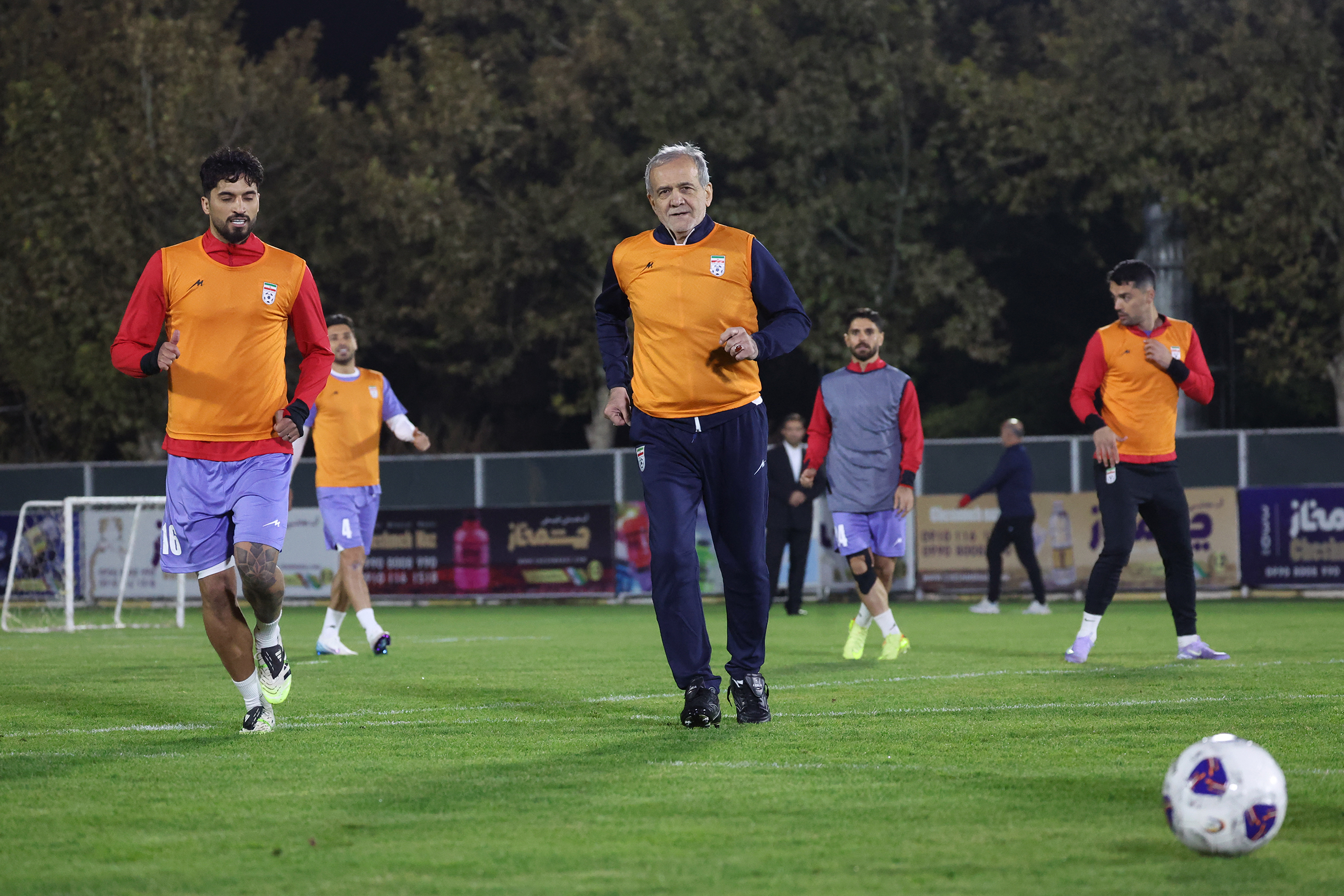 فوتبال بازی کردن مسعود پزشکیان با بازیکنان تیم ملی / قلعه نویی به رئیس جمهور چه گفت؟+ عکس 4