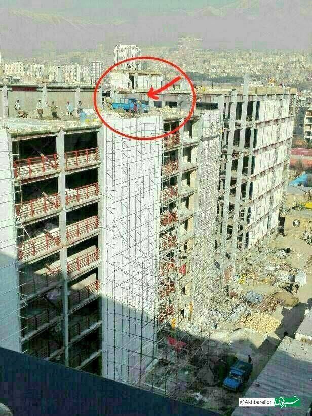عکس | حضور عجیب یک نیسان در طبقه آخر آپارتمان ۹ طبقه در حال ساخت
