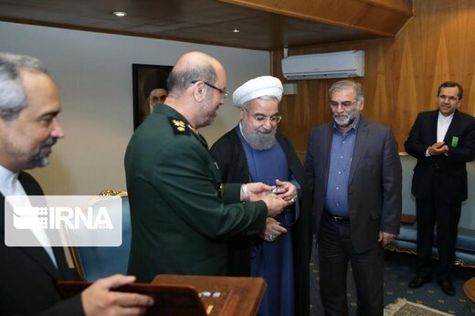 اعطای نشان به شهید فخری زاده