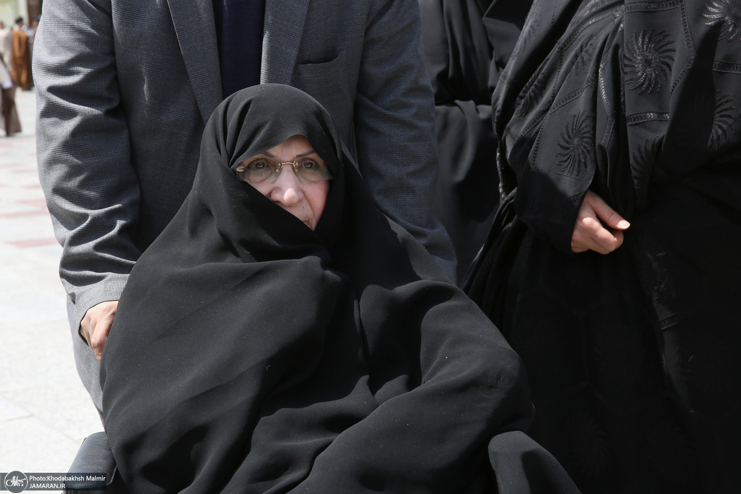 تازه‌ترین تصویر از عروس و دختر امام در مراسم تشییع پیکر معصومه حائری + عکس 3