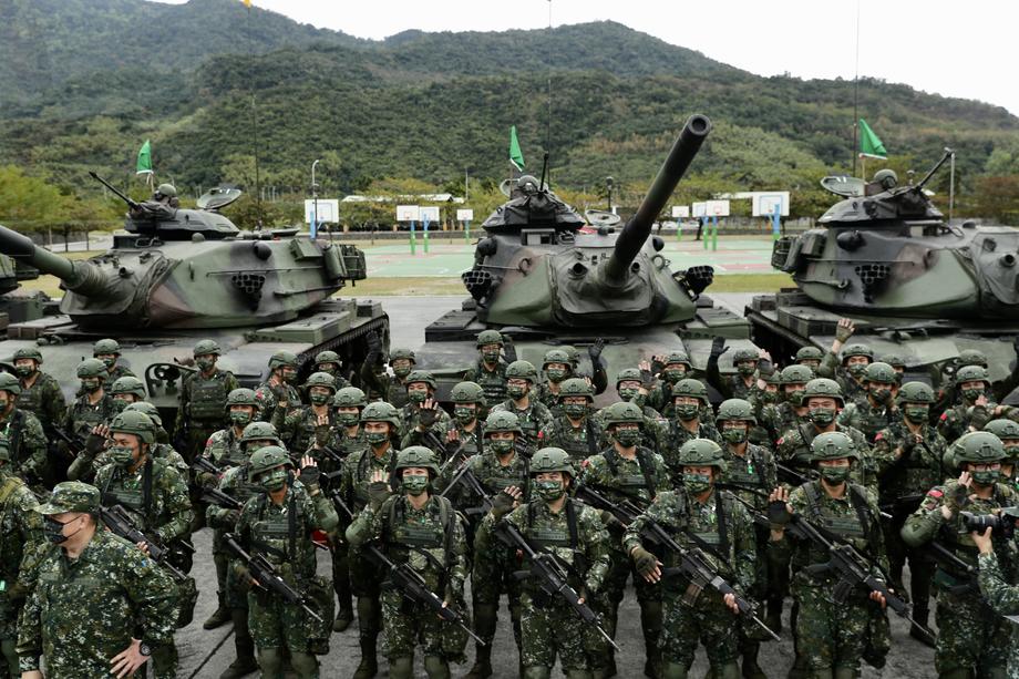 Taiwan-tanks-and-military-personnel