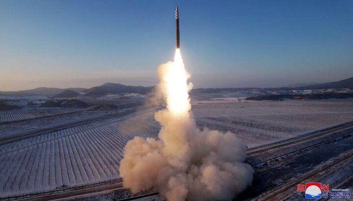 کیم جونگ اون به هنگام تماشای پرتاب موشک قاره پیما