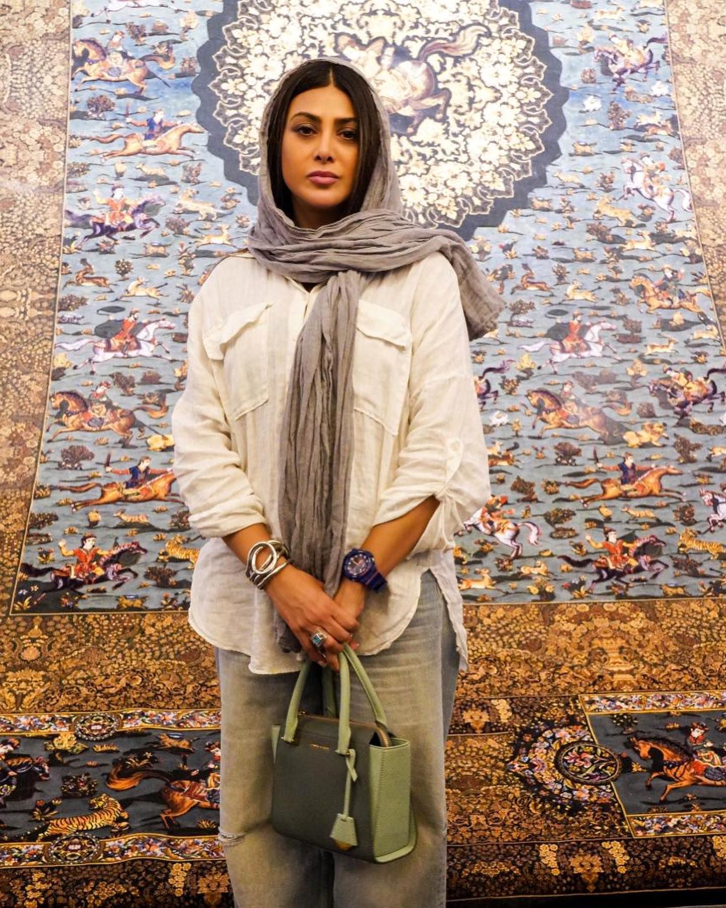 حجاب متفاوت آزاده صمدی در یک مراسم افتتاحیه