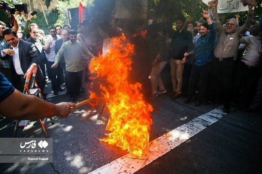 آتش زدن پرچم سوئد در تهران