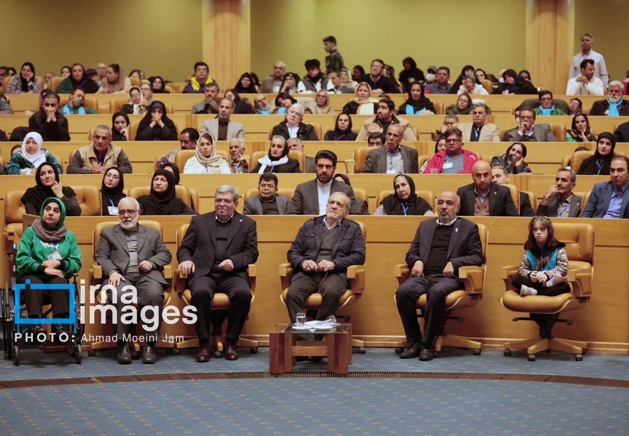 تصاویر | پزشکیان در جمع افراد کم‌توان و معلول 5