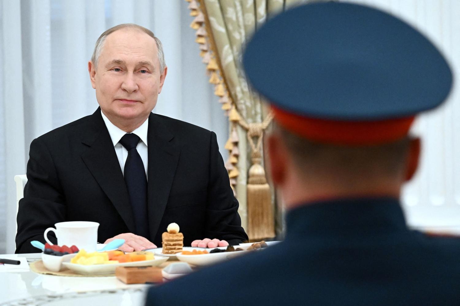 Putin lunching with special forces comp