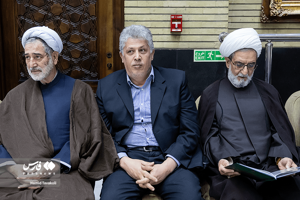 عکسی از مهدی هاشمی و معاون پزشکیان در مراسم ختم بردار تاج‌زاده / بهزاد نبوی و واعظی هم بودند 2