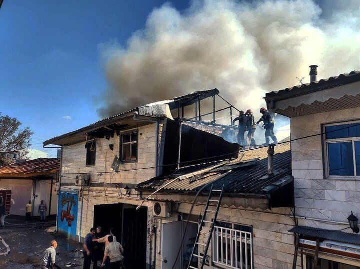 حریق در یک کارگاه شیرینی‌پزی در رشت / سقف 2 خانه طعمه شعله‌های آتش شد 3