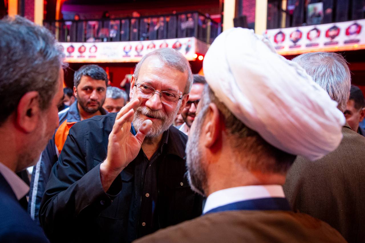 لاریجانی در محاصره مردم + تصاویر 3