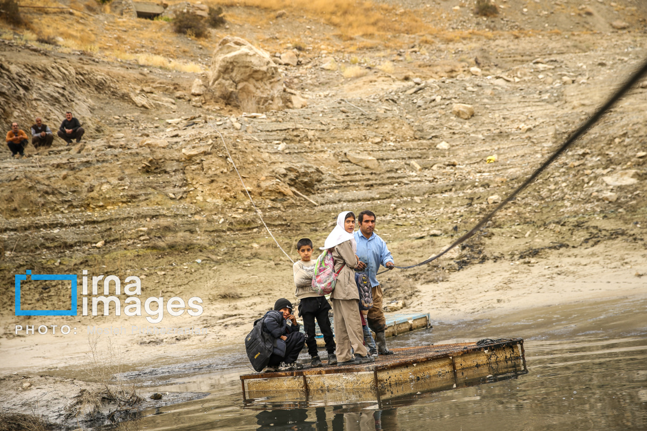 مدرسه‌ای در آن سوی مسیر گلی 