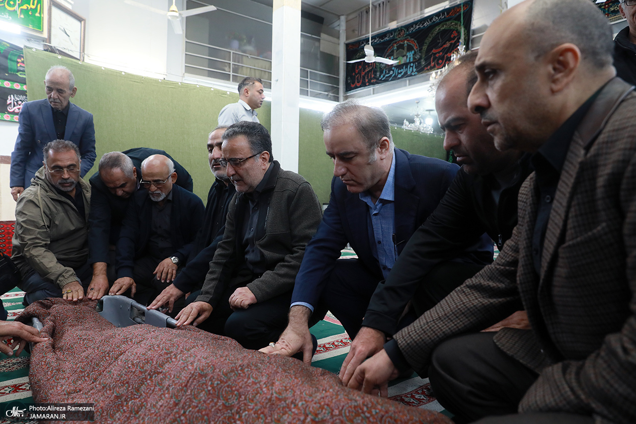 عکسی تلخ از اندوه مصطفی تاجزاده بر بالین پیکر برادرش 2