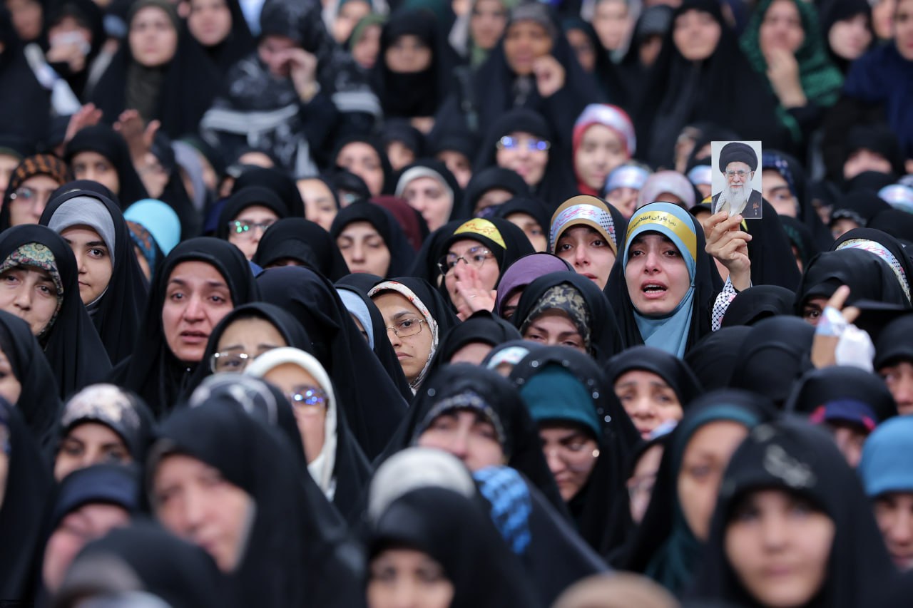 حاشیه هایی از دیدار هزاران نفر از زنان و دختران با رهبر انقلاب + عکس 7