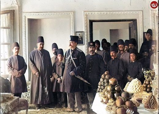 عکس رنگی از لحظۀ ورود ناصرالدین شاه به یک تالار 