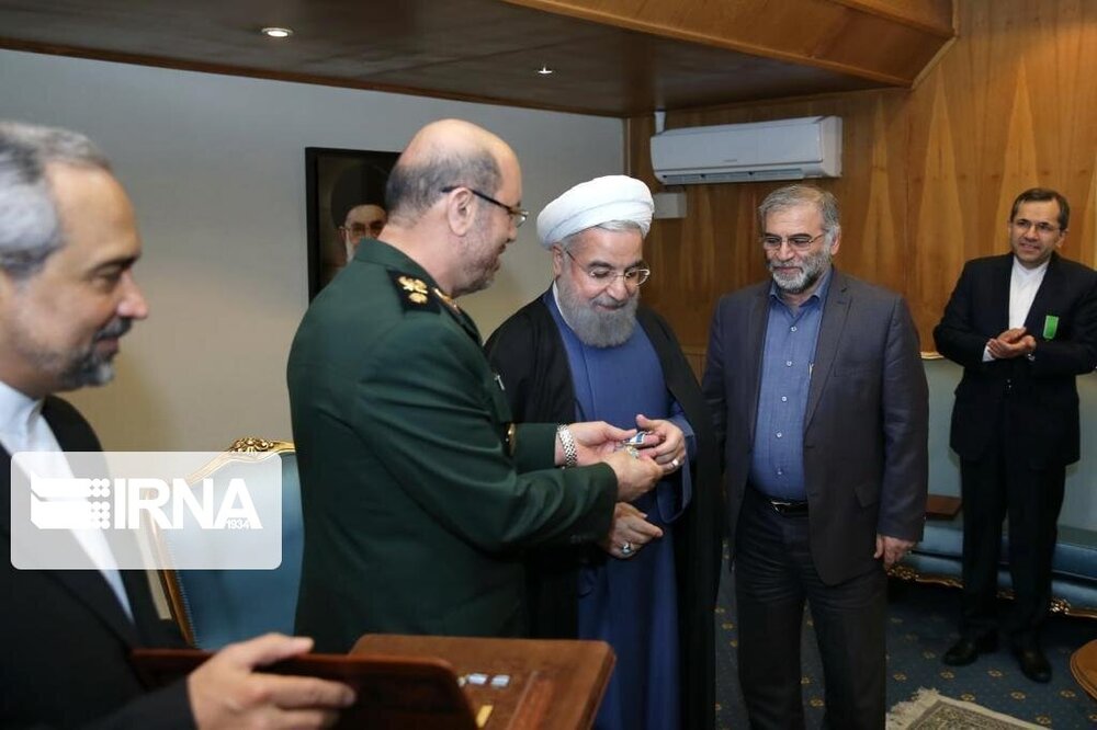 اعطای نشان به شهید فخری زاده