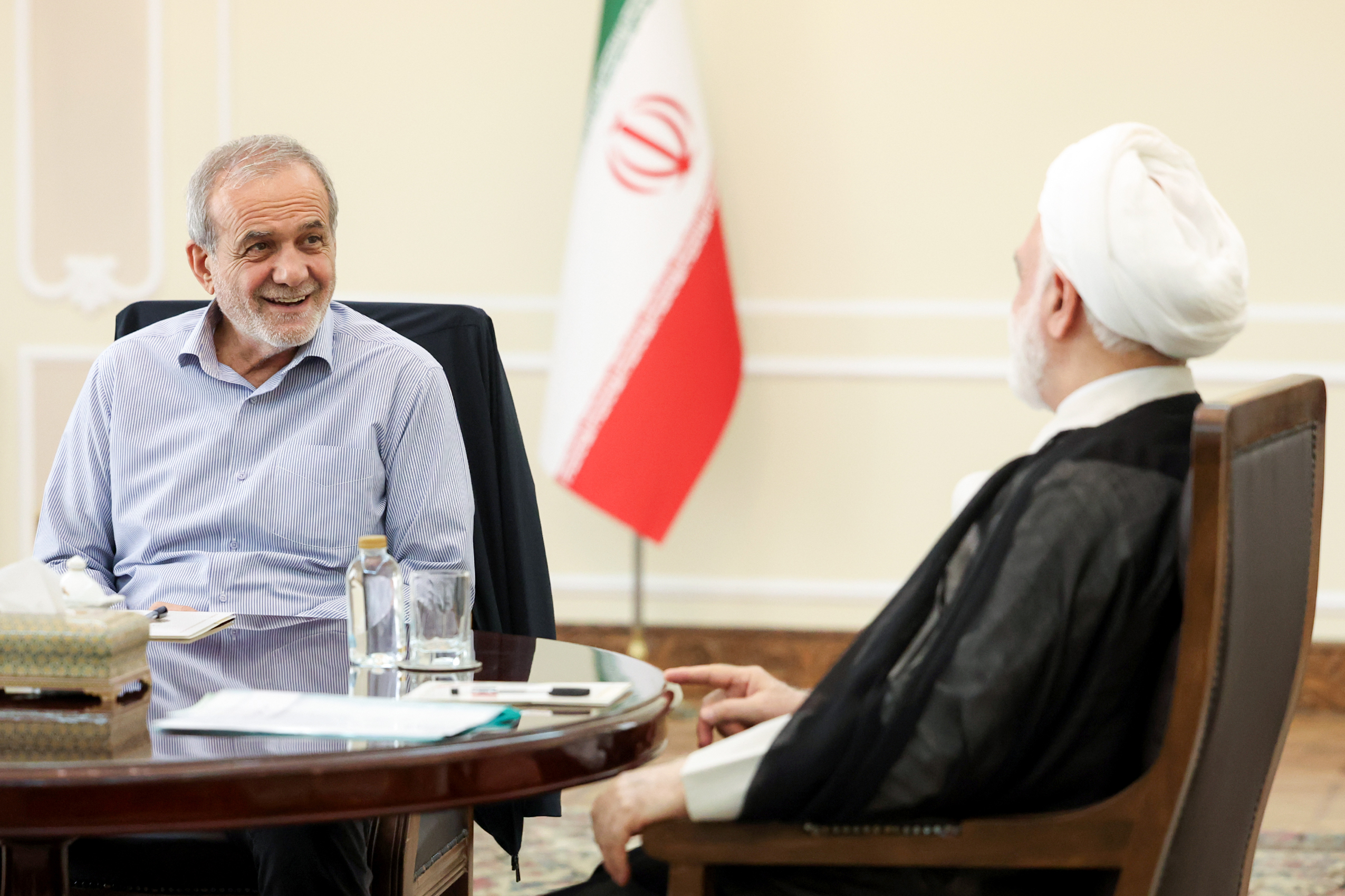 چهره خندان پزشکیان در دیدار با قالیباف و محسنی اژه ای + تصاویر 5