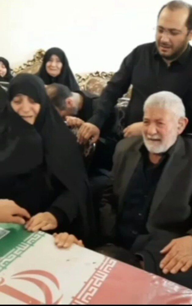 آخرین وداع خانواده استاندار شهید با پیکر فرزندشان + عکس 4