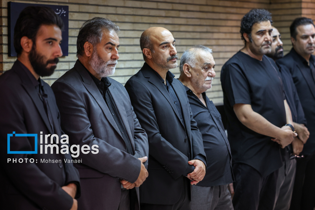تصاویر | همدردی بازیگران با محسن تنابنده در مراسم بزرگداشت برادرزادهاش 5