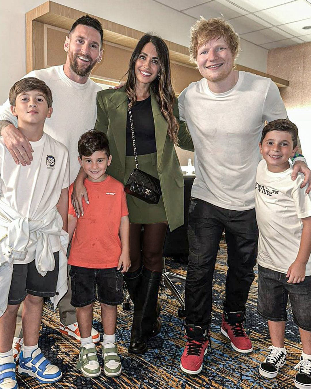 عکس وایرال شده از لیونل مسی و خانواده اش در کنار خواننده معروف 2