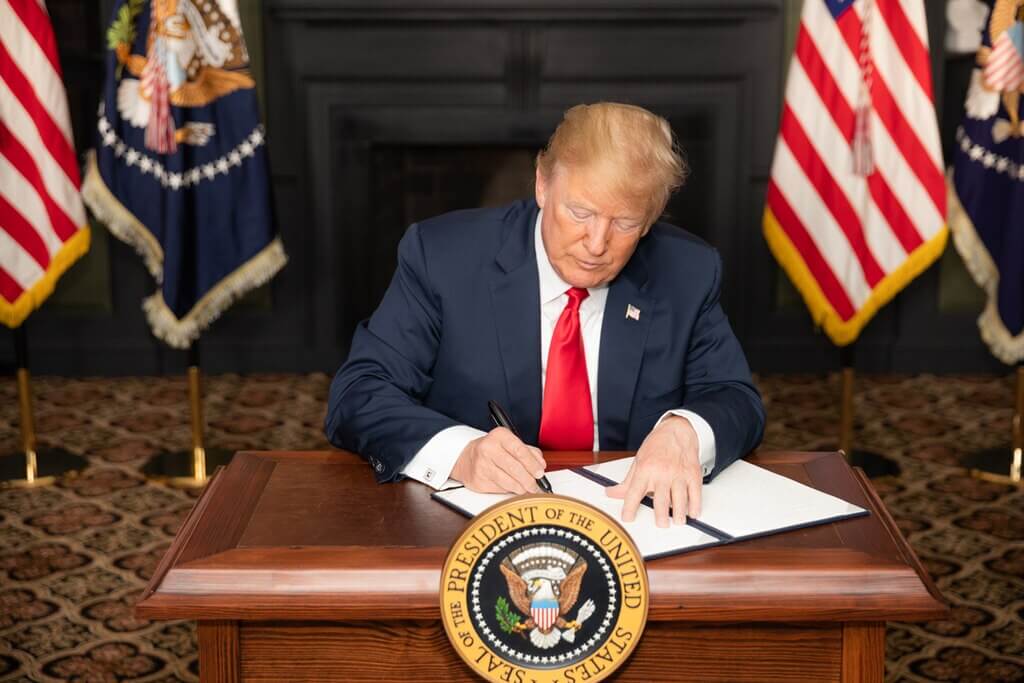 Donald_Trump_signing_EO_on_Iran_sanctions_P20180805SC-0480