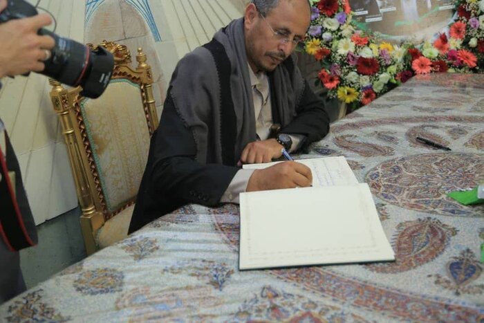 ادای احترام یمن به شهید ابراهیم رئیسی و همراهانش / مقامات مهمان سفارت ایران شدند + عکس 5