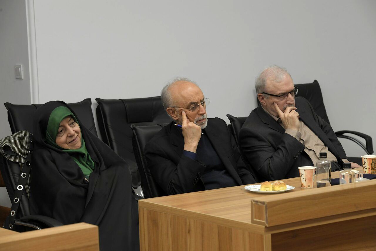 وزیران و معاونان حسن روحانی دور هم جمع شدند/ خنده‌های ظریف و جهانگیری و گعده‌های ۲ نفره +عکس