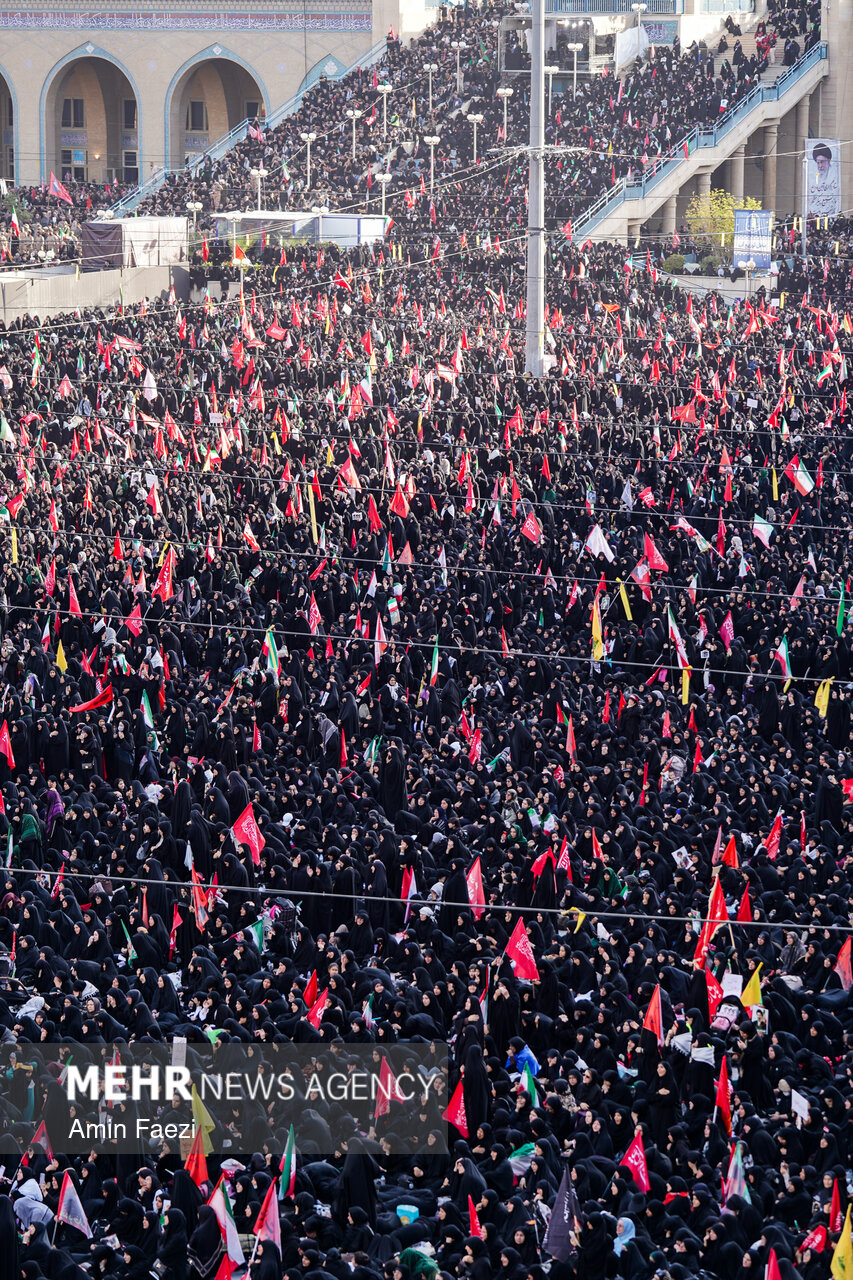 اقامه نماز بر پیکر رهبر شهید