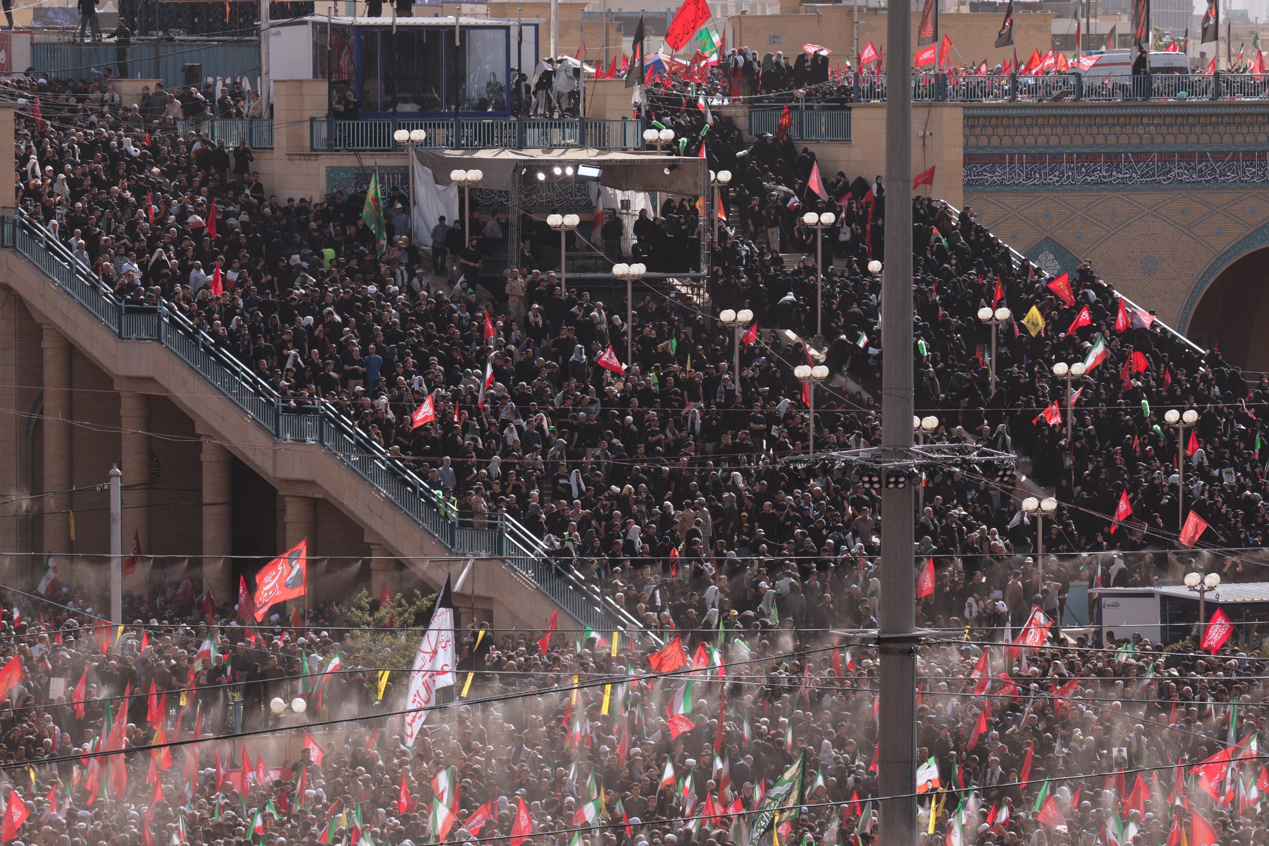 اقامه نماز بر پیکر رهبر شهید