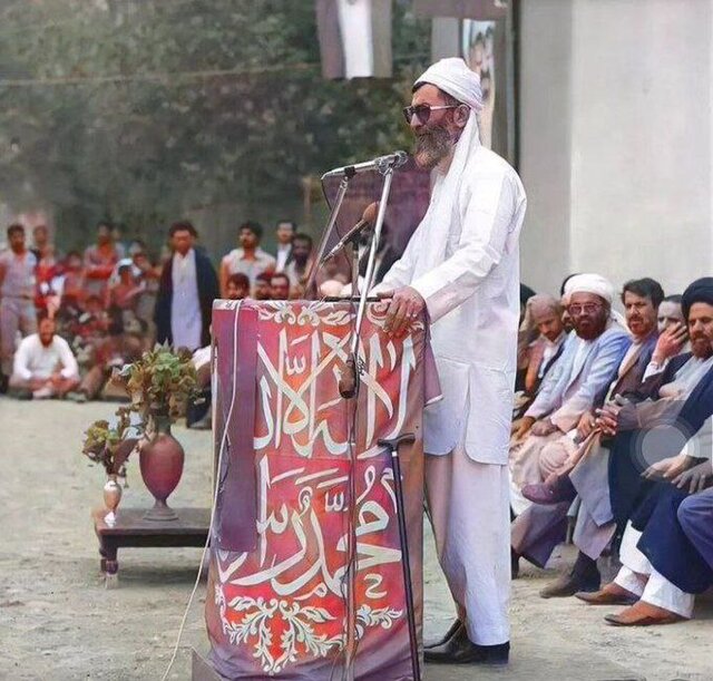 تصویری از رهبر انقلاب در لباس بلوچی 2