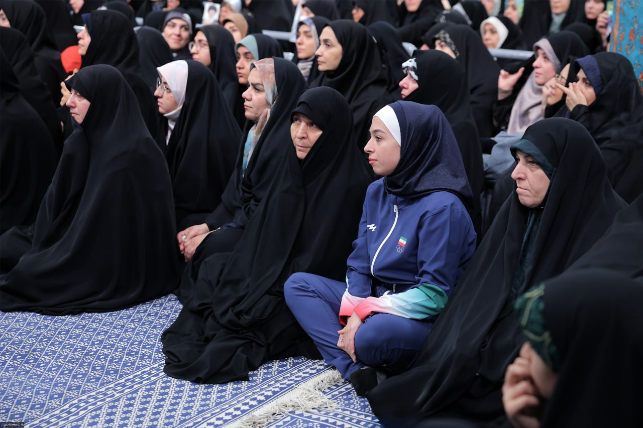حاشیه هایی از دیدار هزاران نفر از زنان و دختران با رهبر انقلاب + عکس 9