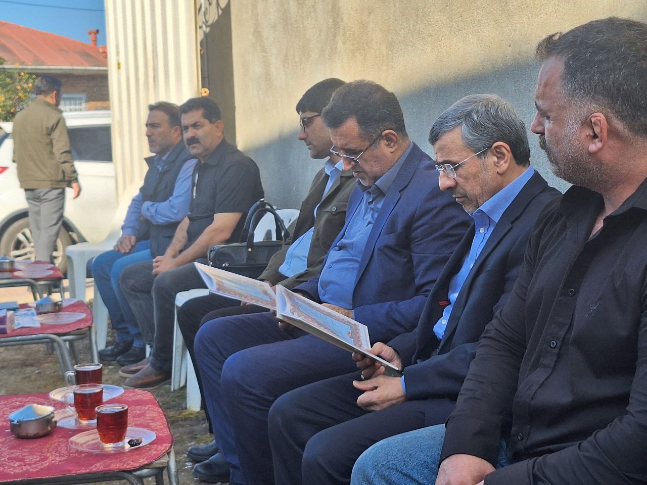 تصاویری از قرآن خواندن احمدی نژاد برای خواهر فوت شده رحیم مشایی 4