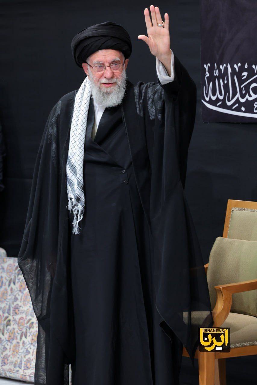 تصویری از رهبر انقلاب در مراسم عزاداری شب عاشورا 2