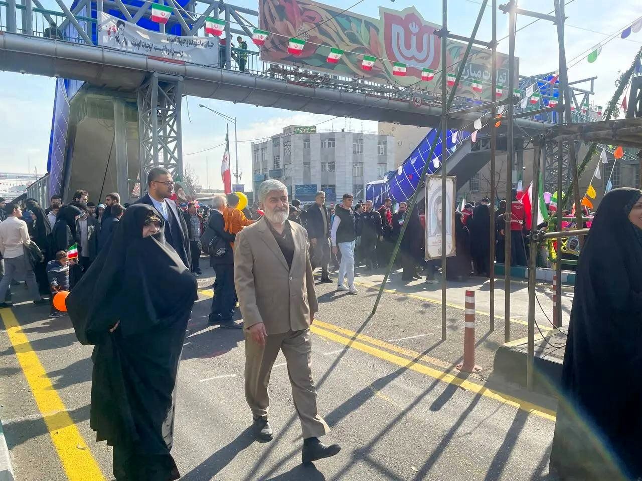 عکسی از هادی خامنه‌ای در مراسم 22 بهمن 4