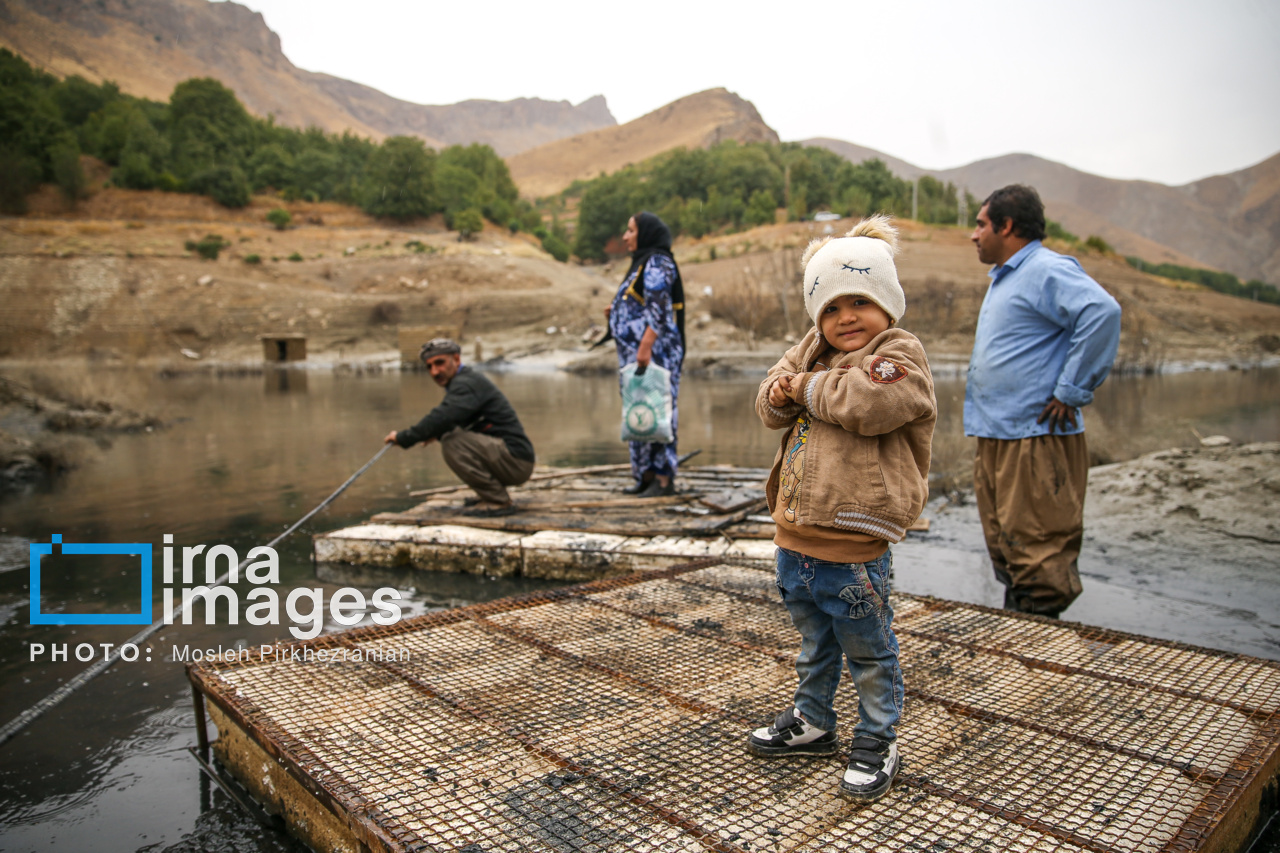 مدرسه‌ای در آن سوی مسیر گلی 