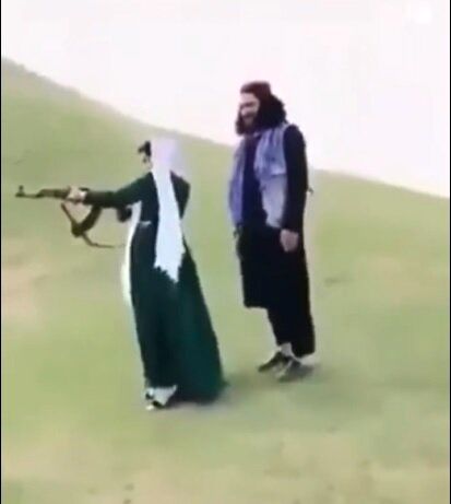 این عکس یک عضو طالبان و معشوقه‌اش جنجال به پا کرد! 2