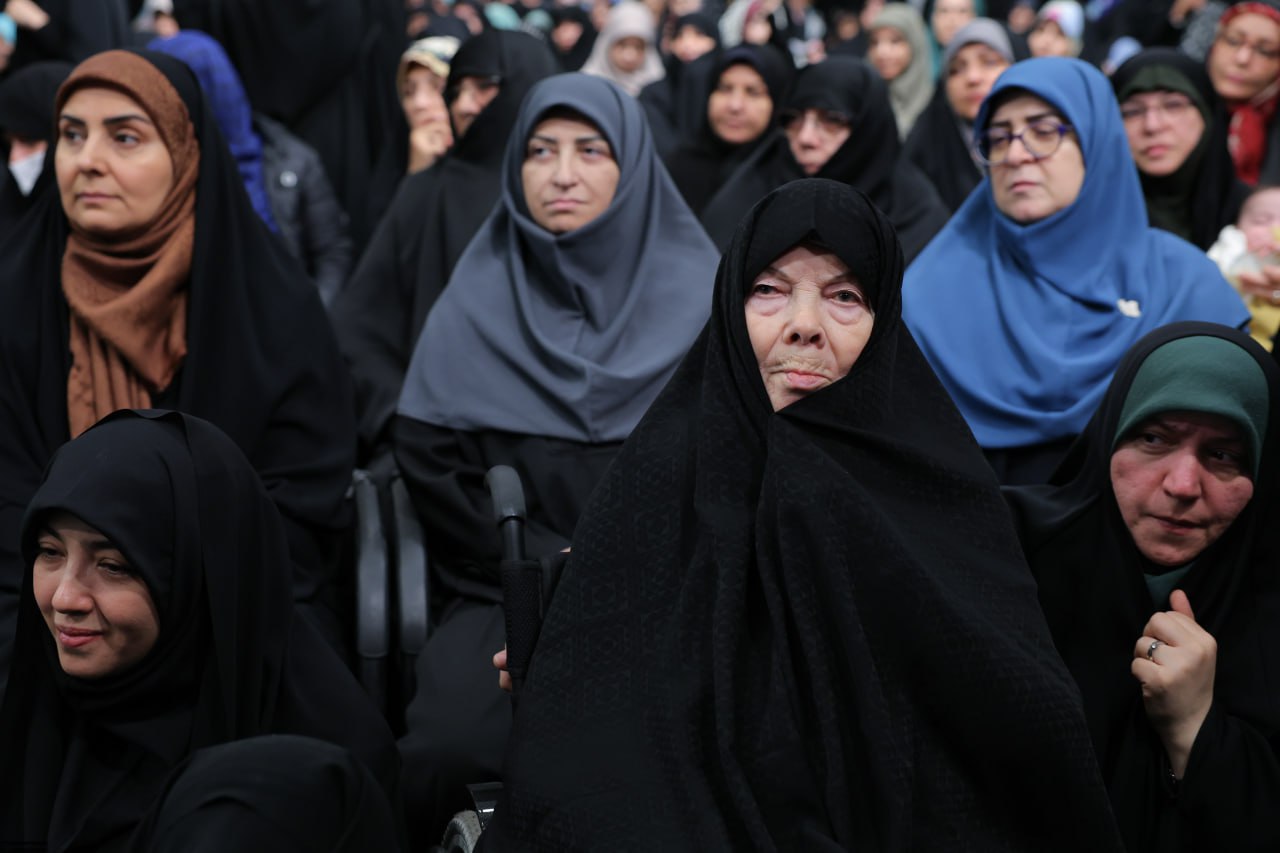 حاشیه هایی از دیدار هزاران نفر از زنان و دختران با رهبر انقلاب + عکس 10