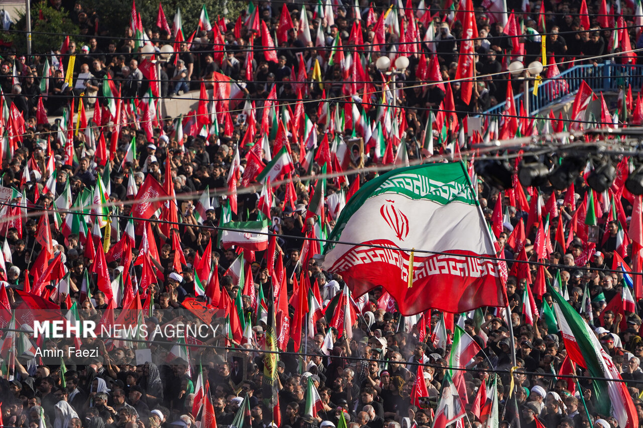 اقامه نماز بر پیکر رهبر شهید