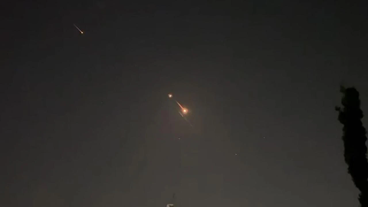 شب سیاه تل‌آویو؛ تصاویر موشک‌های سپاه در آسمان اسرائیل به روایت رسانه‌های مهم جهان + عکس 7