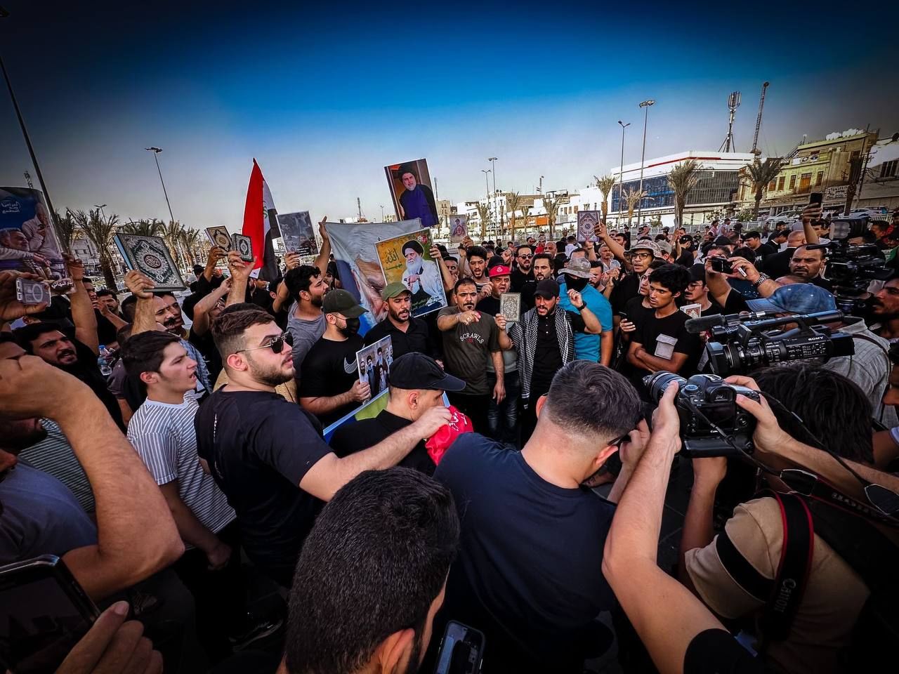 تجمع عراقی‌ها در میدان التحریر در اعتراض به جسارت به قرآن کریم + فیلم