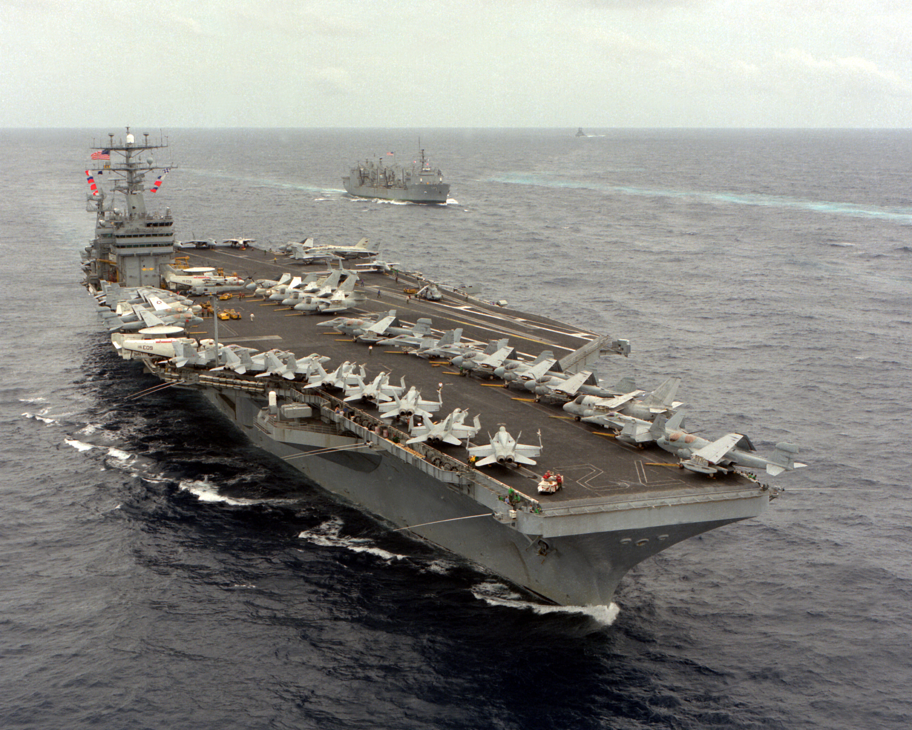 USS_Abraham_Lincoln_(CVN-72)_underway_in_the_Pacific_Ocean_on_1_June_1991_(6475473)