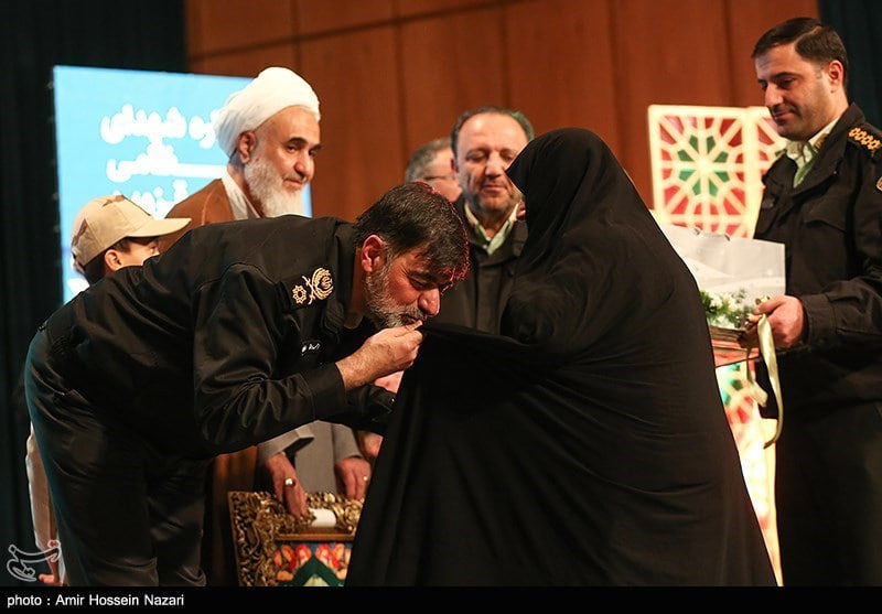 بوسه سردار رادان بر چادر یک مادر شهید + عکس 2