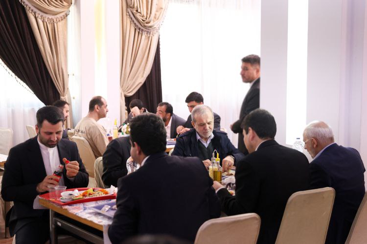مسعود پزشکیان با کارکنان ناهار خورد + عکس 2