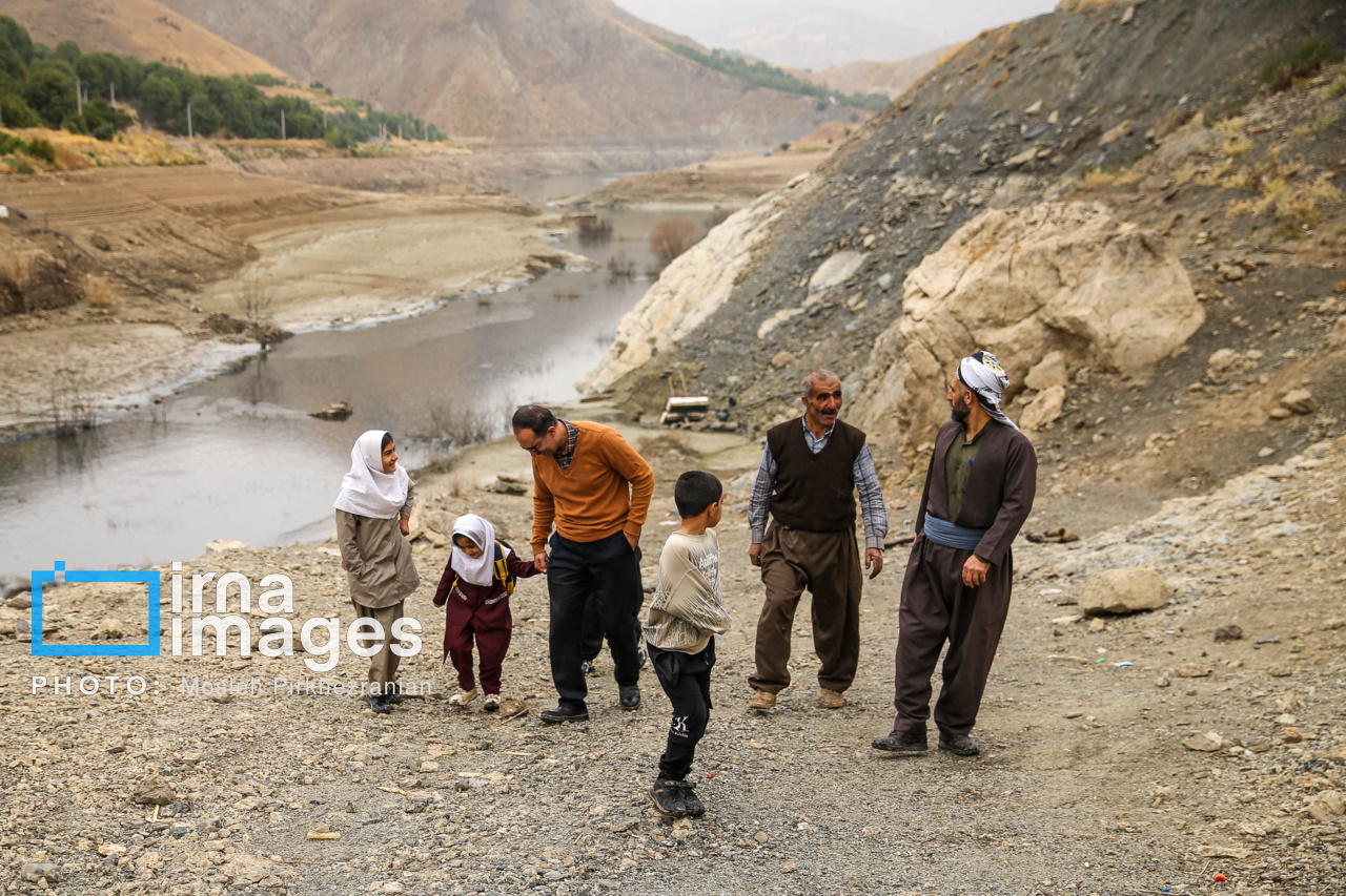 مدرسه‌ای در آن سوی مسیر گلی 