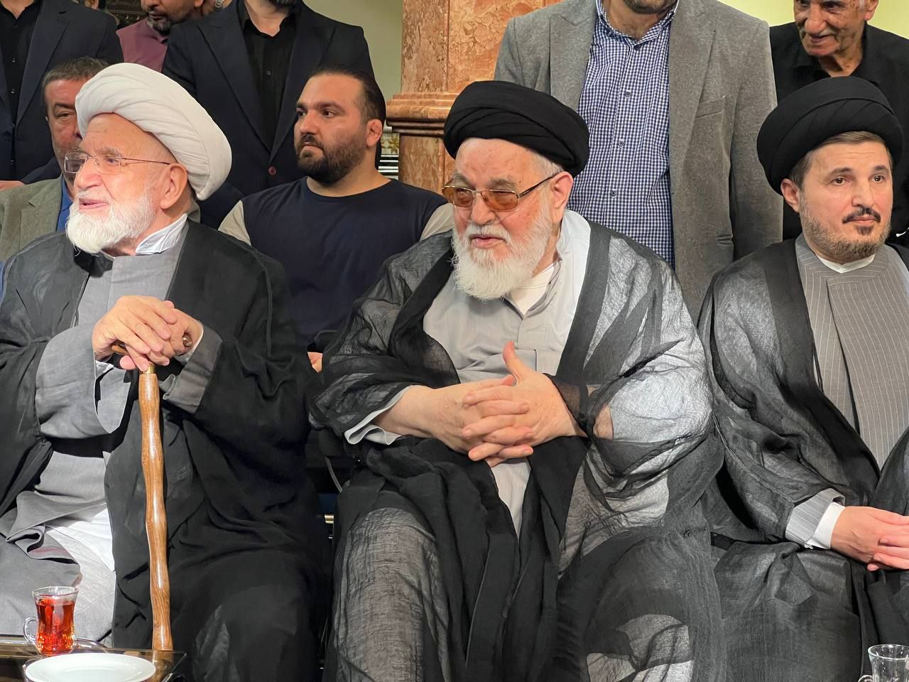 حضور مهدی کروبی در مجلس ختم جماعتی، از اعضای بیت امام (ره)+ عکس 2