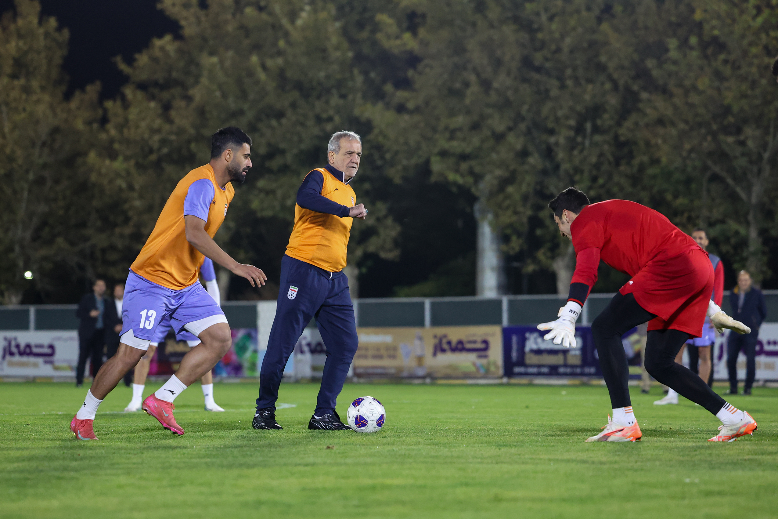 فوتبال بازی کردن مسعود پزشکیان با بازیکنان تیم ملی / قلعه نویی به رئیس جمهور چه گفت؟+ عکس 5