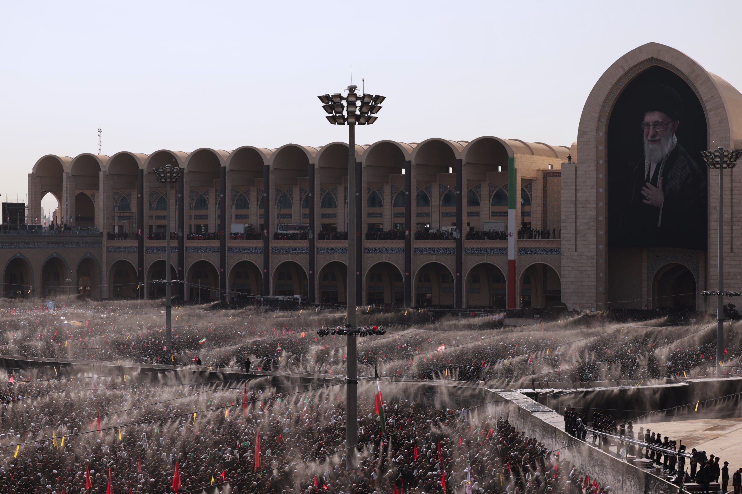 اقامه نماز بر پیکر رهبر شهید