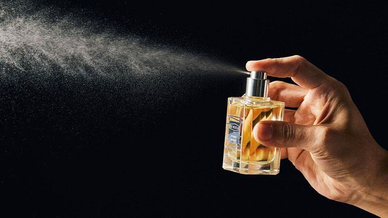 چطور عطر تقلبی نخریم؟ | ۷ راه برای تشخیص عطر تقلبی از اصل