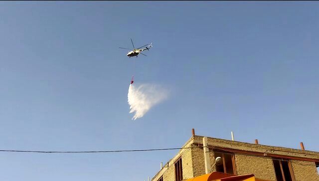 آتش‌سوزی گسترده ۳ کارخانه در جاده دماوند/ استفاده از بالگرد آب‌رسان برای اطفاء حریق